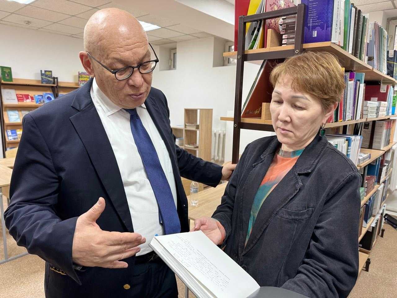 Вклад профессора Джумабаева: книга о выдающихся математиках в библиотеке университета — 2