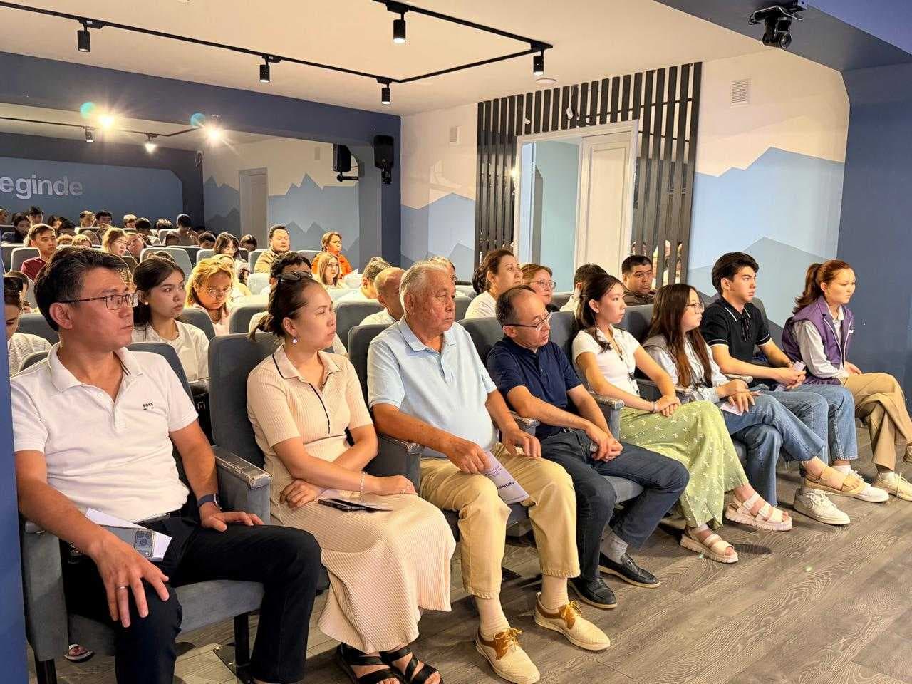 Представители партии «Әділет» провели встречу со студентами AIU — 3