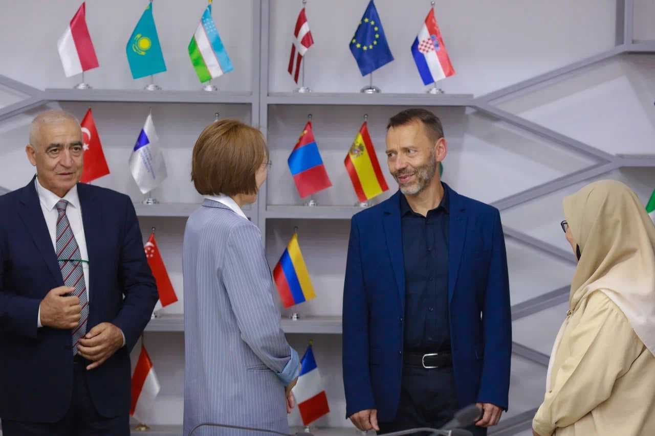 AIU укрепляет сотрудничество с зарубежными учеными — 3